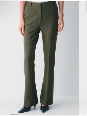 BNWT. Program pant (re)essential in dark olive colour
